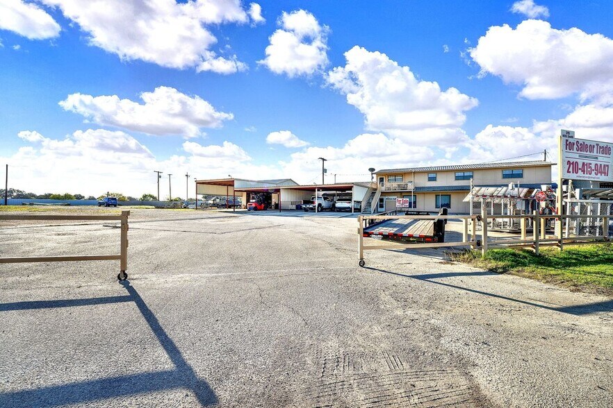 More Photos Of 389 Interstate 35 S, Devine Unknown For Lease