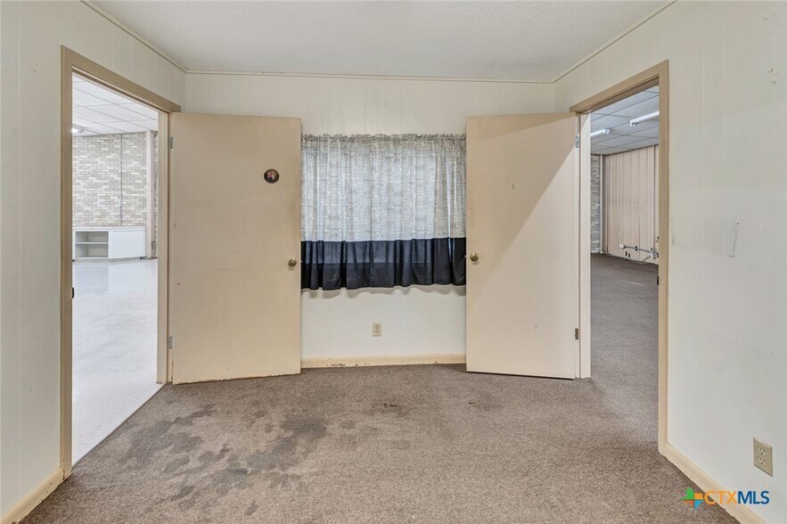 More Photos Of 306 N Wells St, Edna Office For Sale