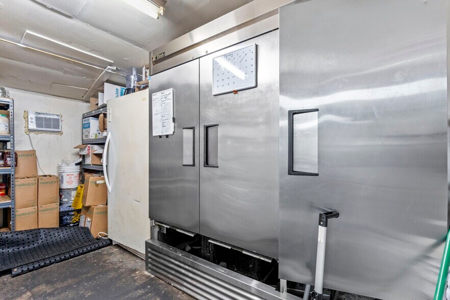 More Photos Of 770 E Franklin St, Huntington Restaurant For Sale