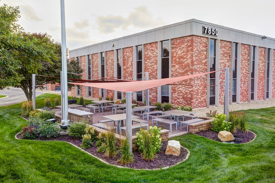 More Photos Of 7850 Metro Pky, Bloomington Office For Lease