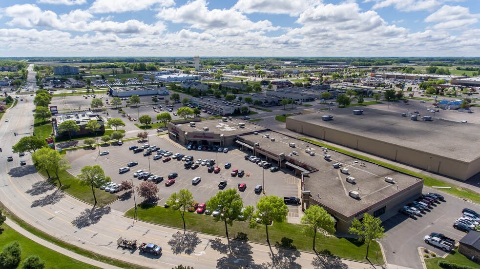 More Photos Of 1809-1859 Adams St, Mankato Storefront For Lease
