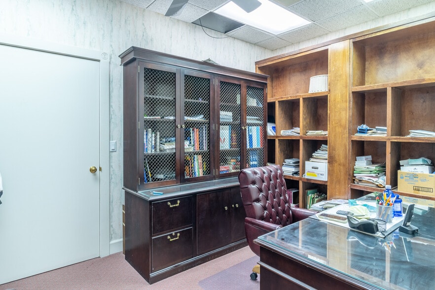 More Photos Of 1421 Ross Dr, Dalton Office For Sale
