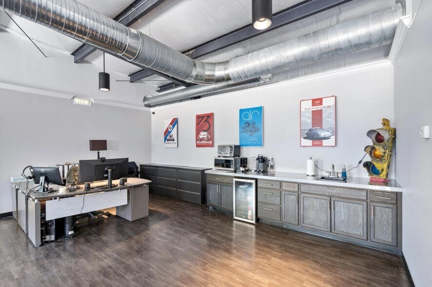 More Photos Of 20 Bellamy Pl, Stockbridge Warehouse For Sale