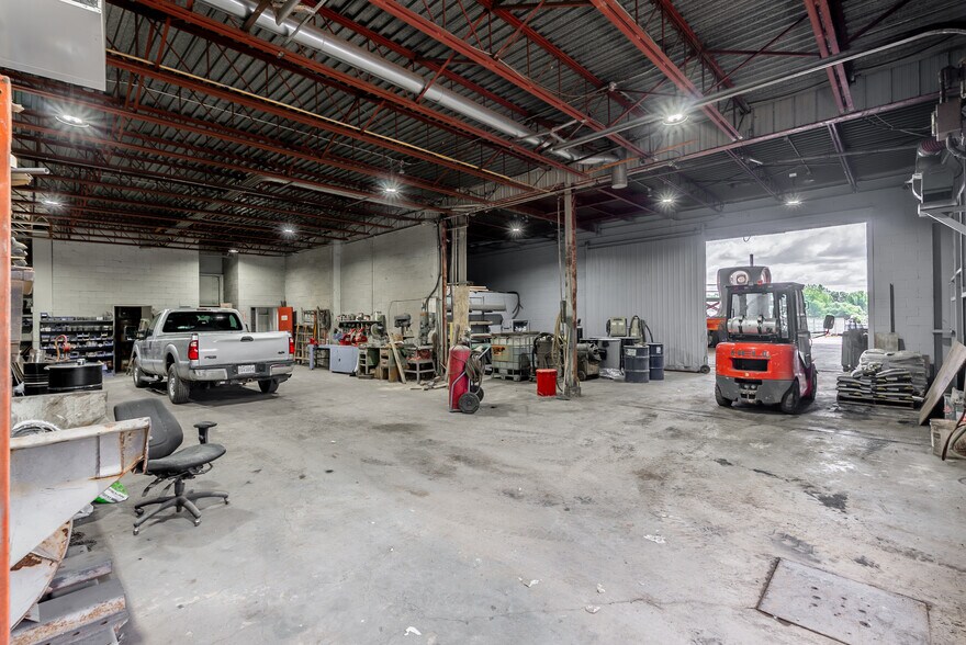 More Photos Of 1905 Rue Émile Bernard, Sorel-tracy Industrial For Sale