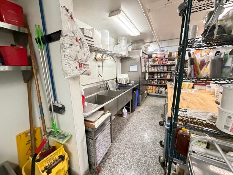 More Photos Of 824 Reddick St, Santa Barbara General Retail For Sale