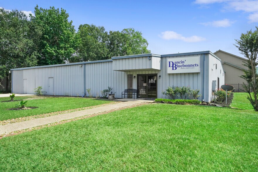 More Photos Of 25020 Oakhurst Dr, Spring Warehouse For Sale