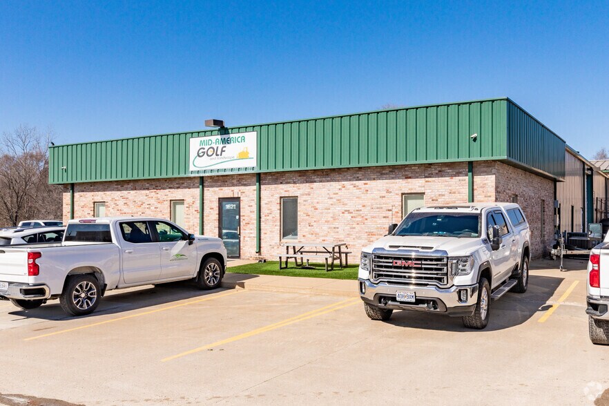 More Photos Of 1621 Se Summit St, Lee's Summit Light Distribution For Lease