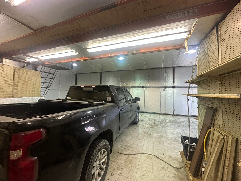 More Photos Of 10 Hangar Rd, Vineyard Haven Warehouse For Lease