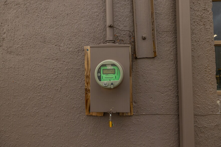 More Photos Of 1016-1020 N 10th St, Kansas City Light Distribution For Sale