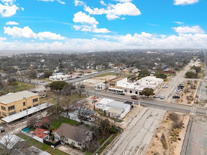 More Photos Of 201 W Oak St, West Service Station For Sale