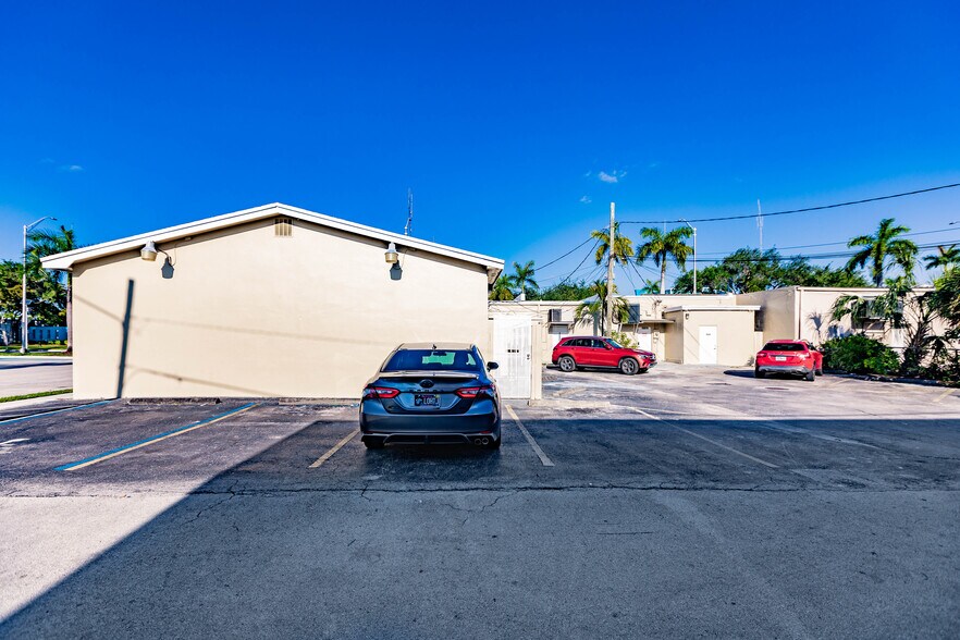 More Photos Of 16978-16990 NE 19th Ave, North Miami Beach Storefront Retail Office For Lease