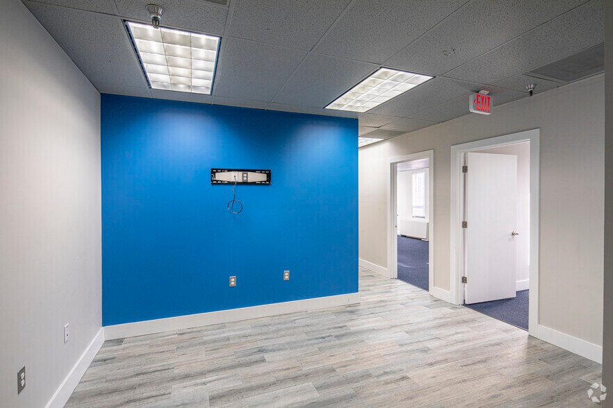 More Photos Of 2560 Huntington Ave, Alexandria Office For Lease