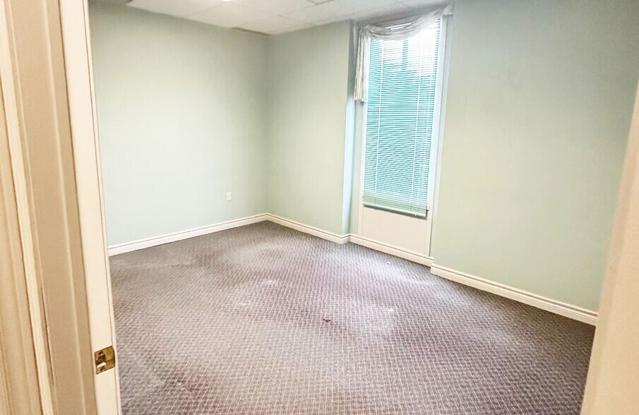 More Photos Of 258 Killaly St W, Port Colborne Storefront For Lease