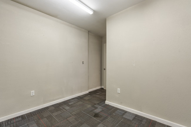 More Photos Of 1004 N Victor Ave, Tulsa Warehouse For Lease