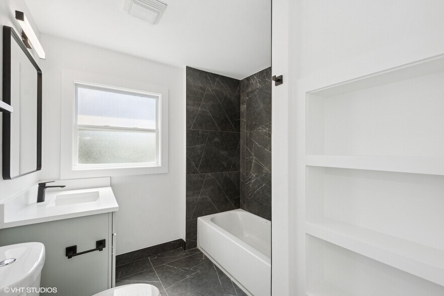 More Photos Of 2655 Bay St, Sarasota Apartments For Sale