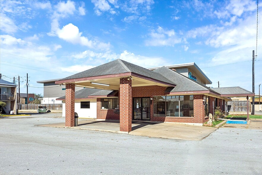 More Photos Of 2208 Highway 71 S, Columbus Hotel For Sale