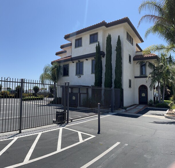 More Photos Of 1675 N Main St, Orange Medical For Lease