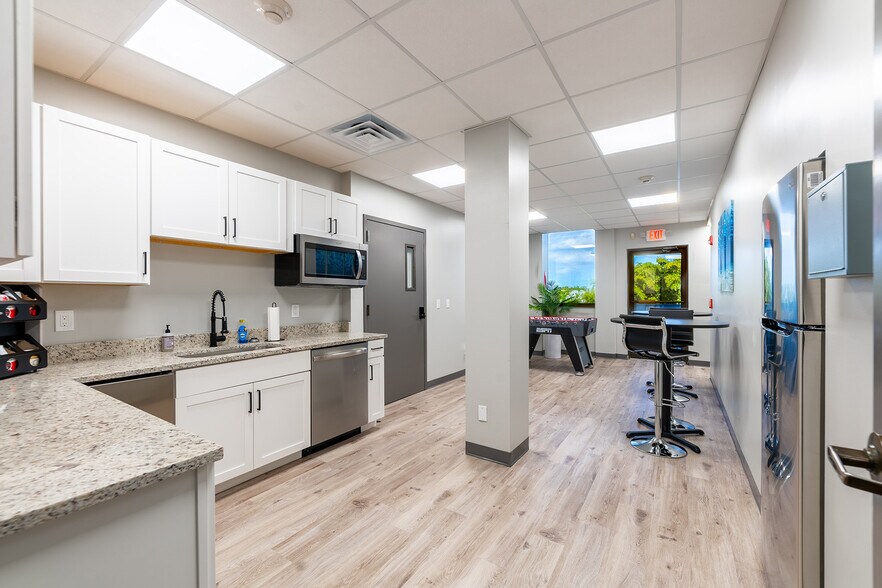 More Photos Of 2081 SE Ocean Blvd, Stuart Office For Sale
