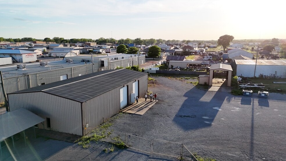 More Photos Of 201 NE 4TH St, Lindsay Manufacturing For Sale