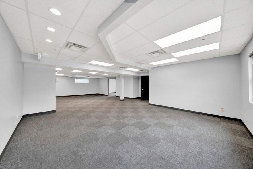 More Photos Of 1353-1363 Main St, North Vancouver District Storefront Retail Office For Lease