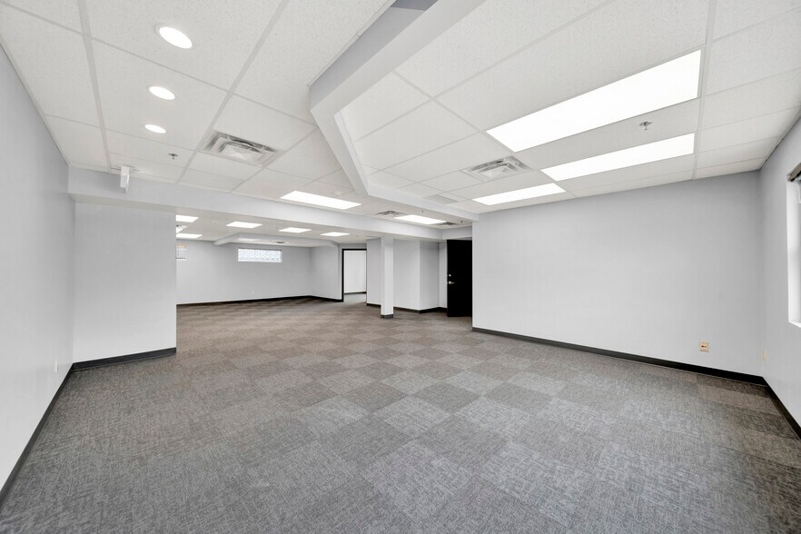 More Photos Of 1355 Main St, North Vancouver District Storefront Retail Office For Lease