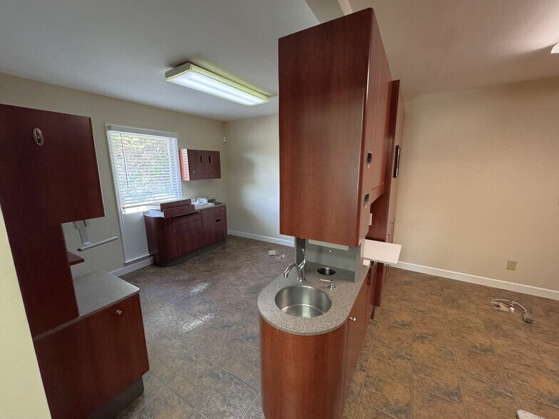 More Photos Of 471 S Main St, Cleveland Office For Sale