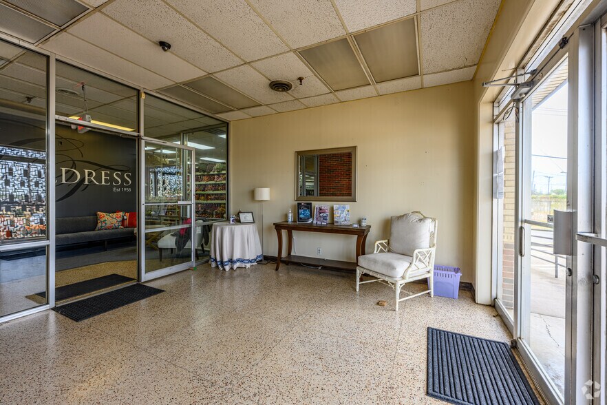 More Photos Of 1912 S Good Latimer Expy, Dallas Warehouse For Sale