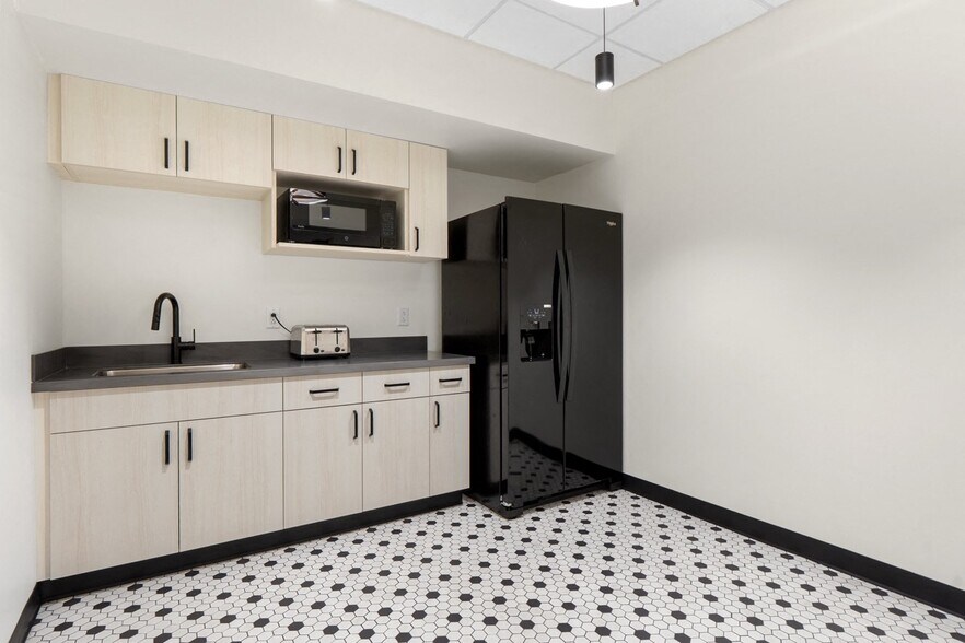 More Photos Of 1100 Market St, Chattanooga Office For Sale