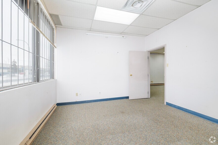 More Photos Of 500-548 Av Meloche, Dorval Warehouse For Lease