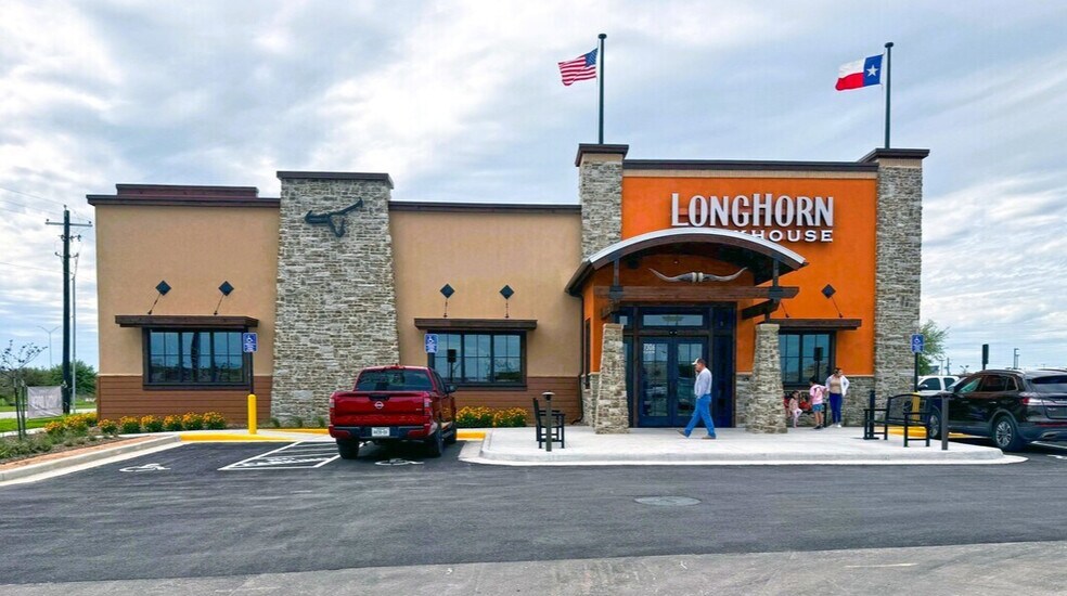 Primary Photo Of 7306 NE Zac Lentz Pky, Victoria Restaurant For Sale