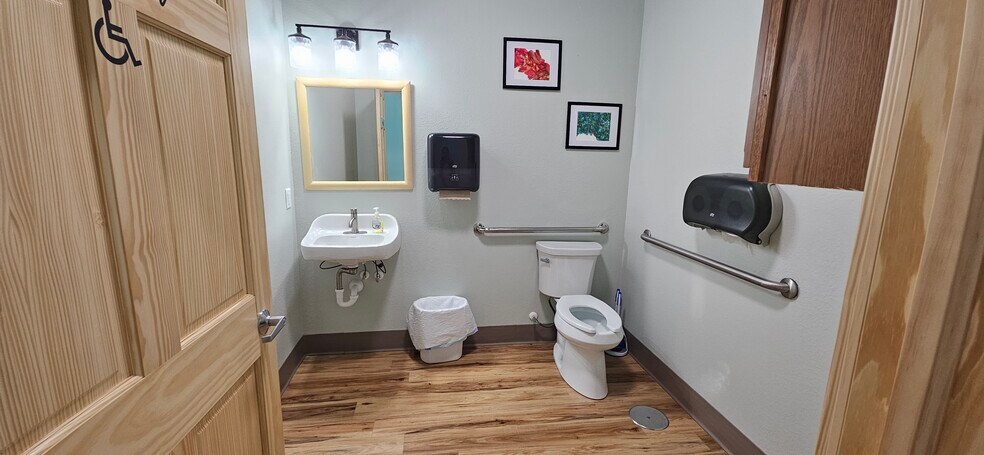 More Photos Of 2235 N Clairemont Ave, Eau Claire Freestanding For Sale