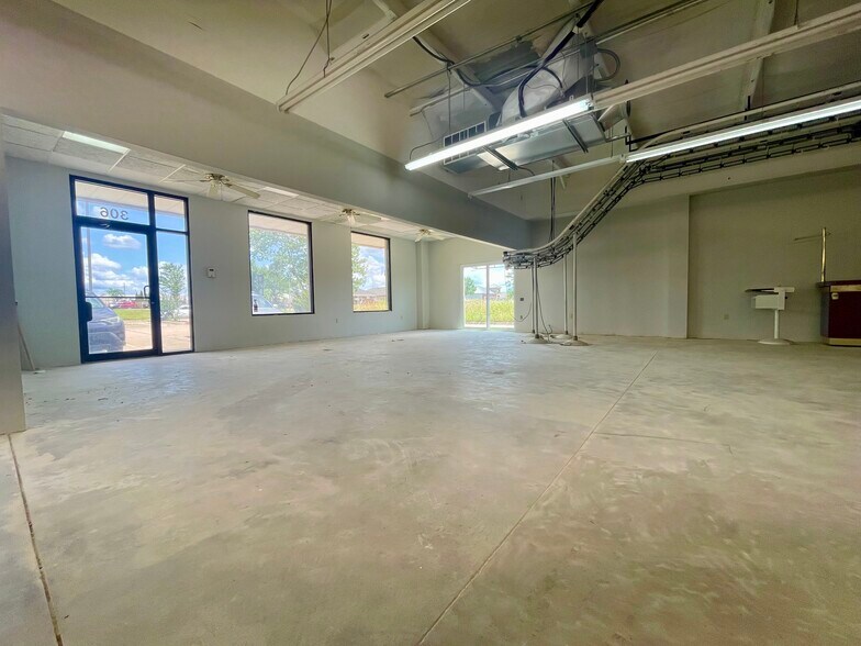 More Photos Of 306-308 N 24th St, Rogers Storefront For Lease