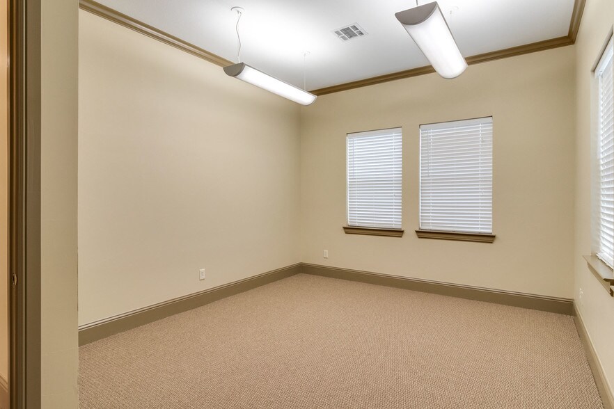 More Photos Of 8621 Mid Cities Blvd, North Richland Hills Office For Lease
