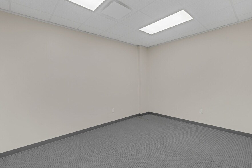 More Photos Of 8110 Parkside Ave, Baytown Warehouse For Sale