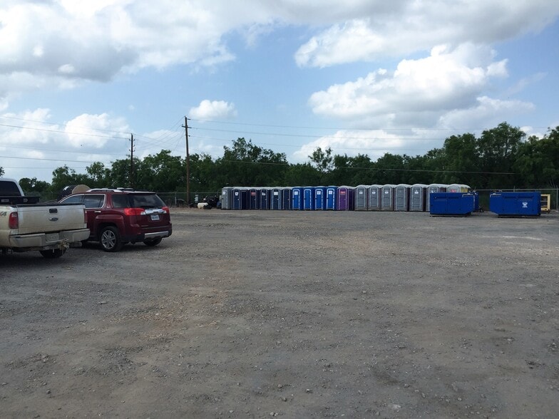 More Photos Of 211 Fm 1581, Pearsall Warehouse For Lease