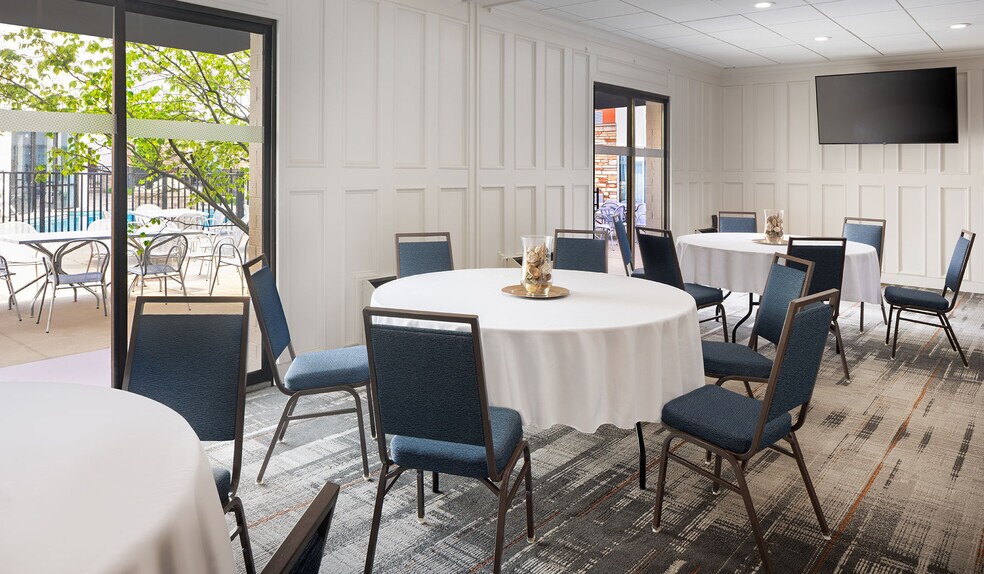 More Photos Of 4960 Towne Centre Rd, Saginaw Hotel For Sale