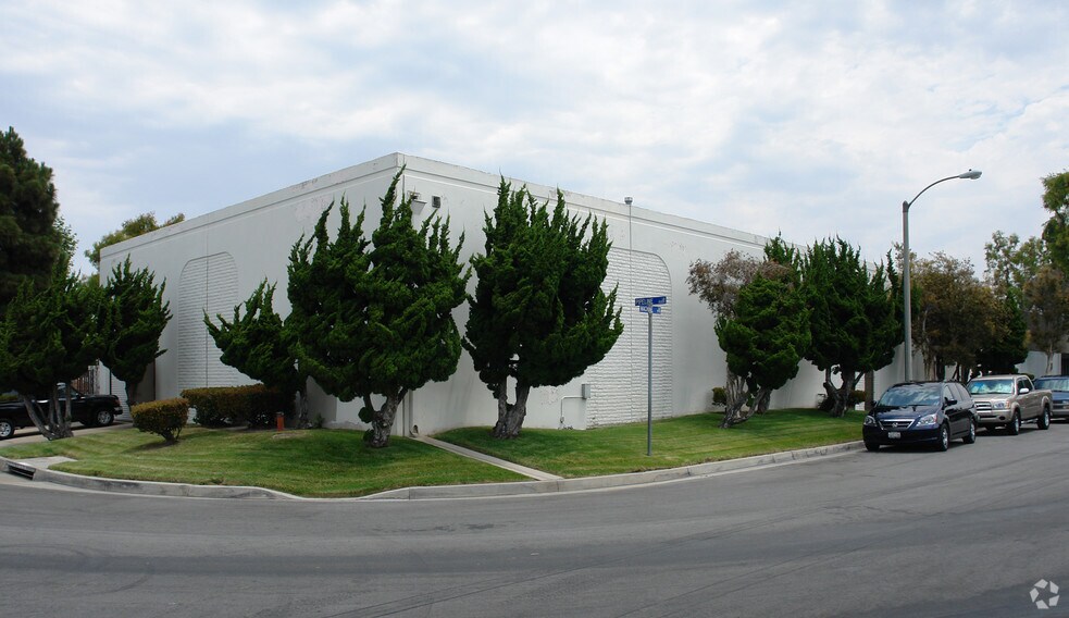 More Photos Of 5781-5791 Machine Dr, Huntington Beach Manufacturing For Lease
