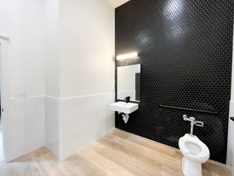 More Photos Of 6905 Alcove Ave, Lubbock Office For Lease