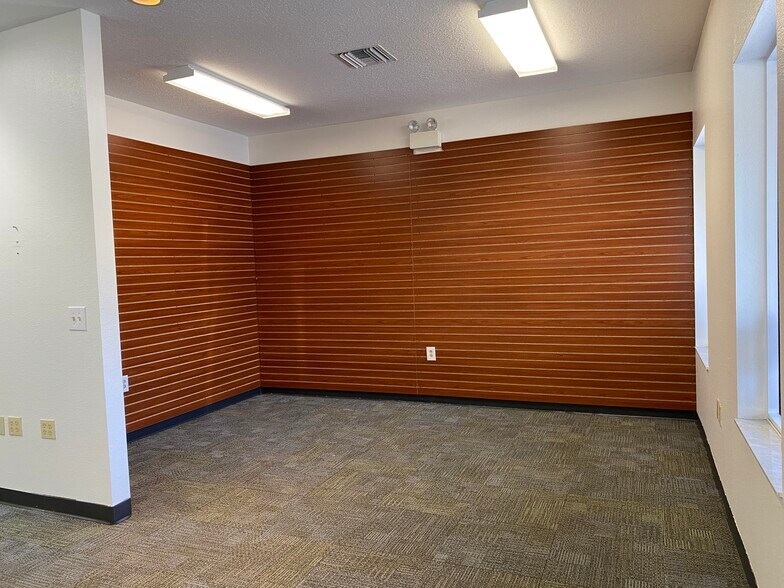 More Photos Of 208 S US-27 Hwy, Lady Lake General Retail For Lease
