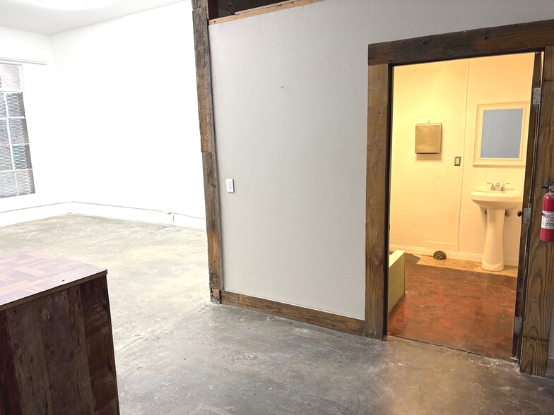 More Photos Of 2315-2319 E 8th St, Los Angeles Warehouse For Lease