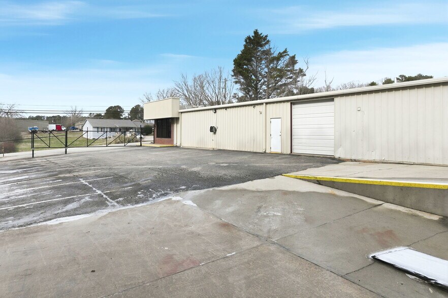 More Photos Of 3743 Old Flowery Branch Rd, Oakwood Warehouse For Lease