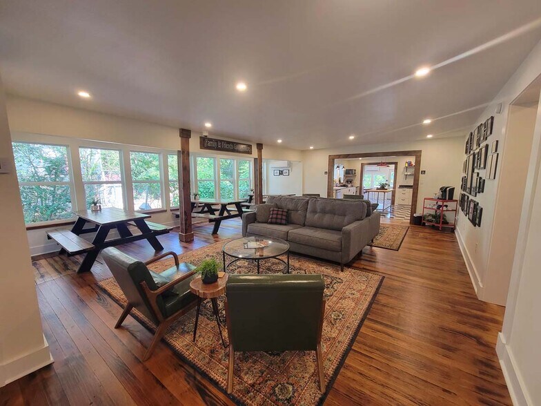 More Photos Of 110 Mc Lean Ave, Cotter Hotel For Sale