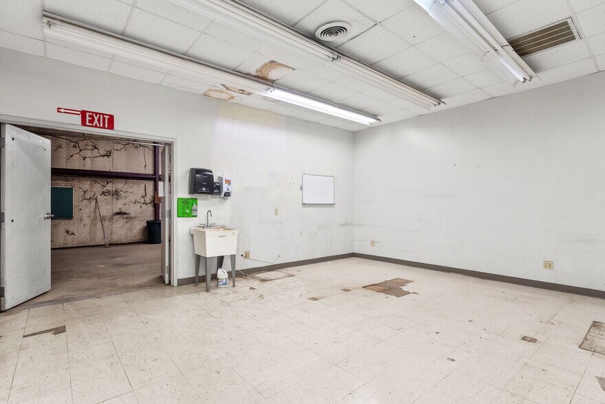 More Photos Of 3401 NNE Loop 323, Tyler Light Distribution For Sale