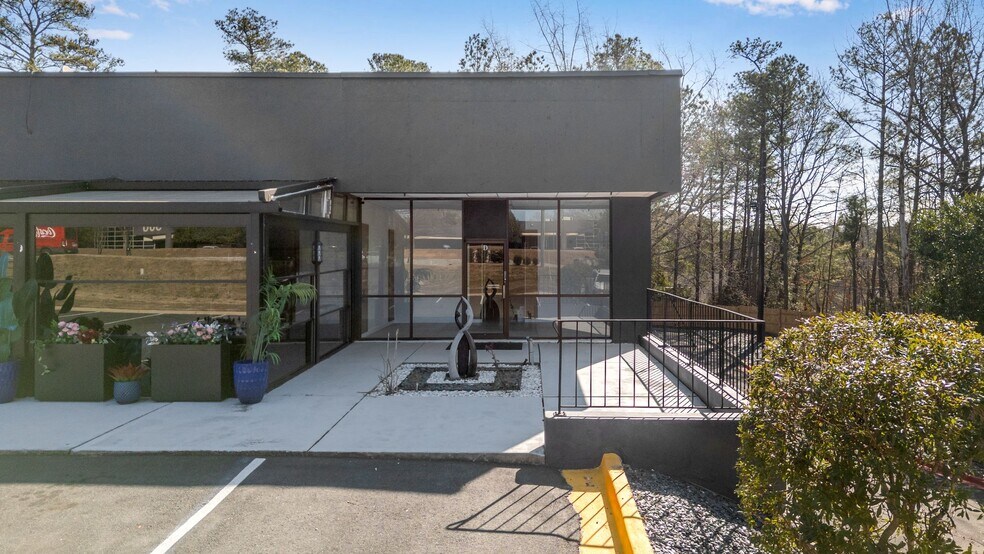 More Photos Of 7855 Roswell Rd, Sandy Springs Freestanding For Lease