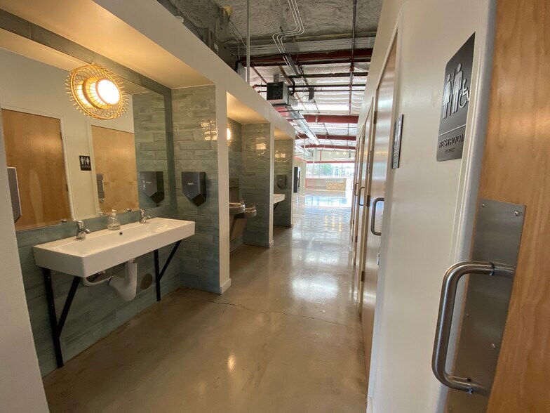 More Photos Of 443 Bastrop Hwy, Austin Flex For Lease