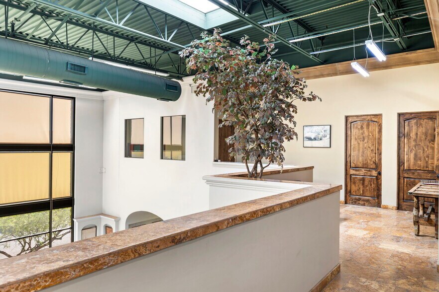 More Photos Of 2114 W Parkside Ln, Phoenix Warehouse For Sale