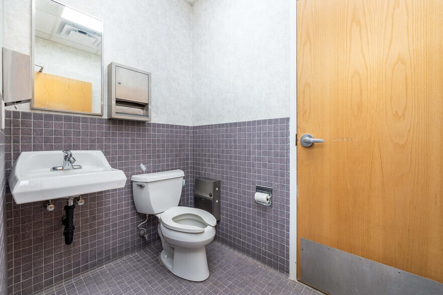 More Photos Of 18 Cedar St, Newington Storefront Retail Office For Lease