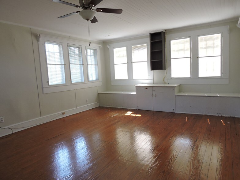 More Photos Of 2218 Mahan Dr, Tallahassee Office Residential For Sale
