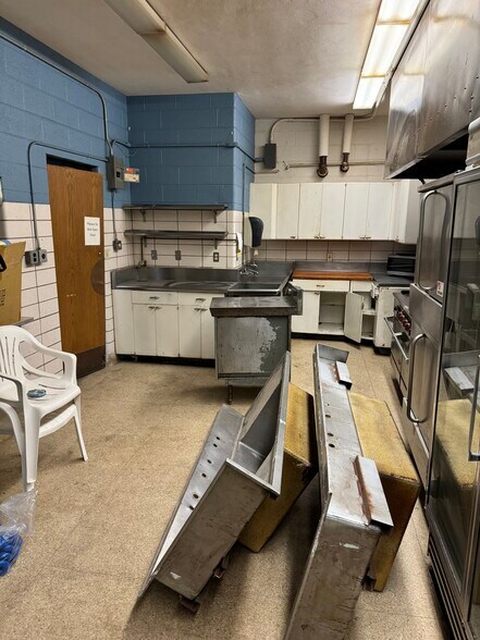 More Photos Of 220 S Madison St, Rockford Specialty For Sale