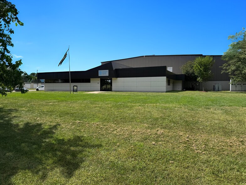 Primary Photo Of 100 Transfer Dr, Highland Warehouse For Sale